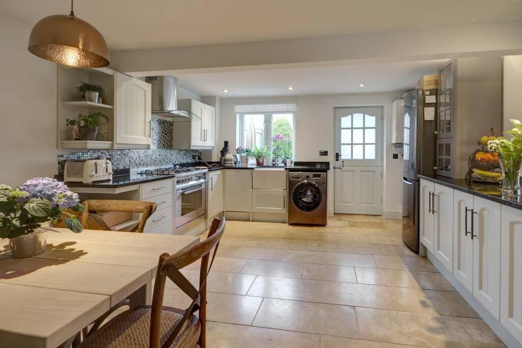 Historic Cotswold Chic Style For Uk Staycation 버튼온더워터 외부 사진